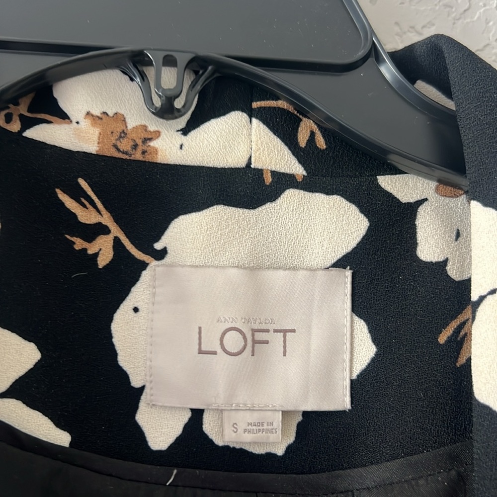 Womens loft size small open blazer. Black with cream flowers - Picture 2 of 8